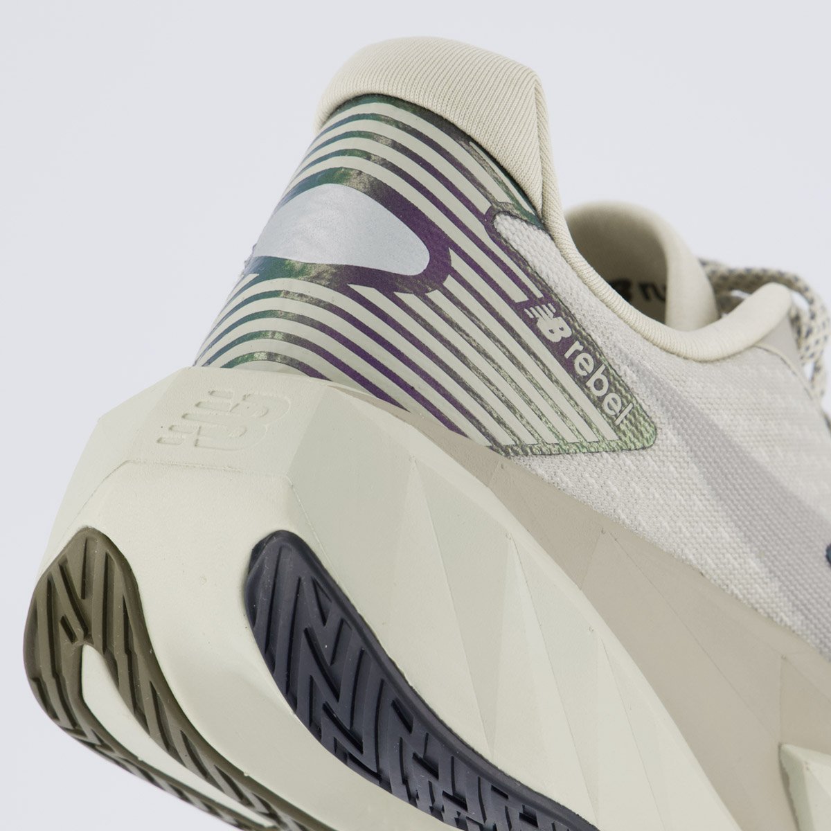 Tênis New Balance Fuelcell Rebel V5 Feminino Cinza e Roxo Bege 6