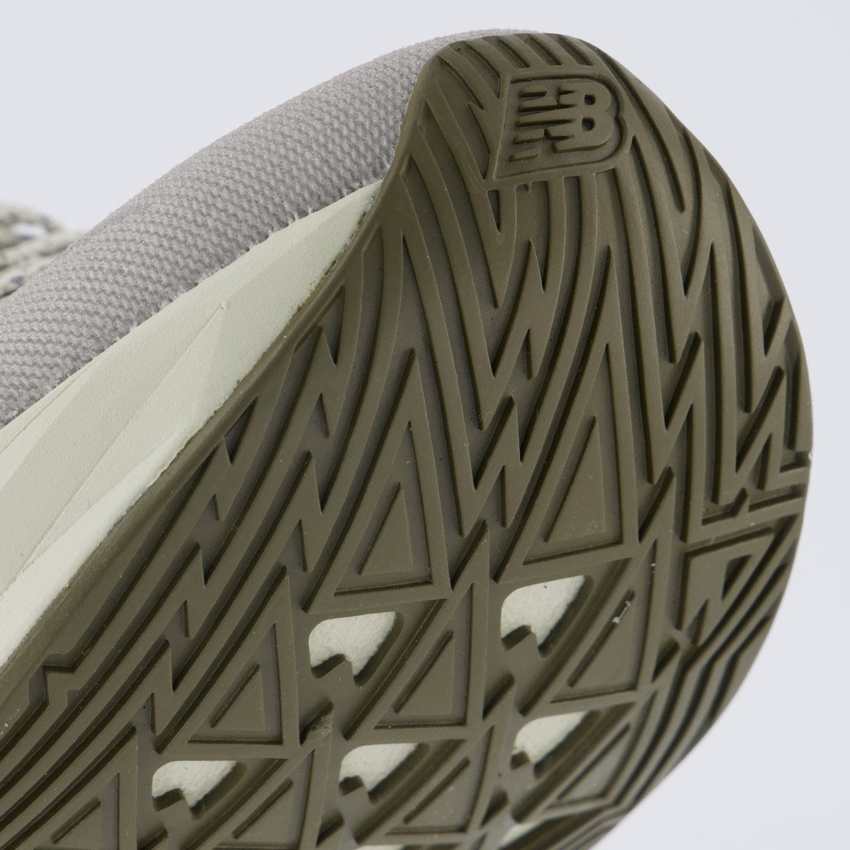 Tênis New Balance Fuelcell Rebel V5 Feminino Cinza e Roxo Bege 8