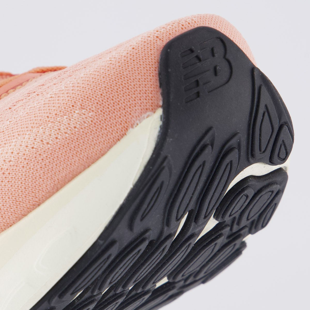 Tênis New Balance Fresh Foam 680 V8 Feminino Salmão Salmão 8