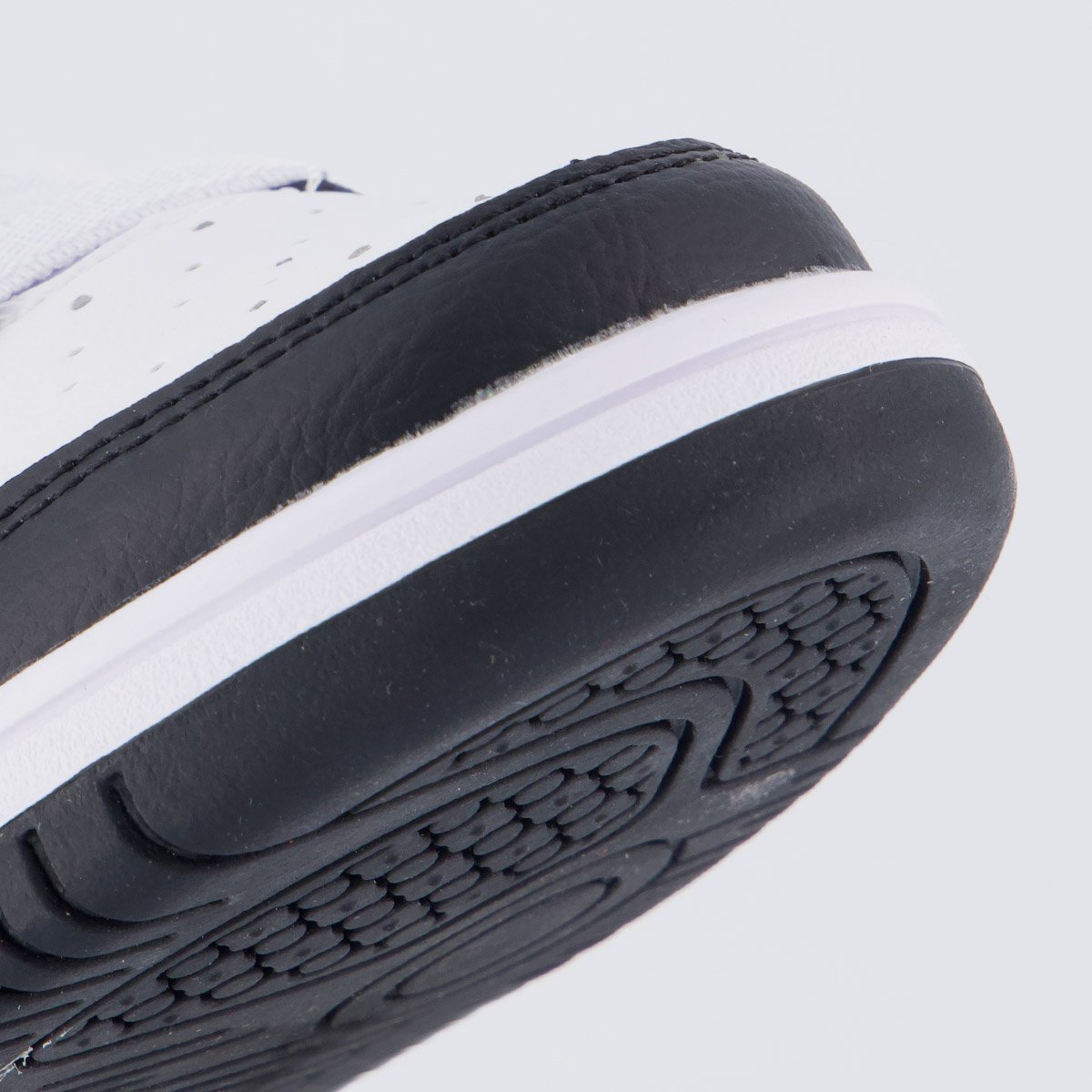 Tênis Puma Rebound V6 LO Juvenil Branco e Preto Preto/Branco 8