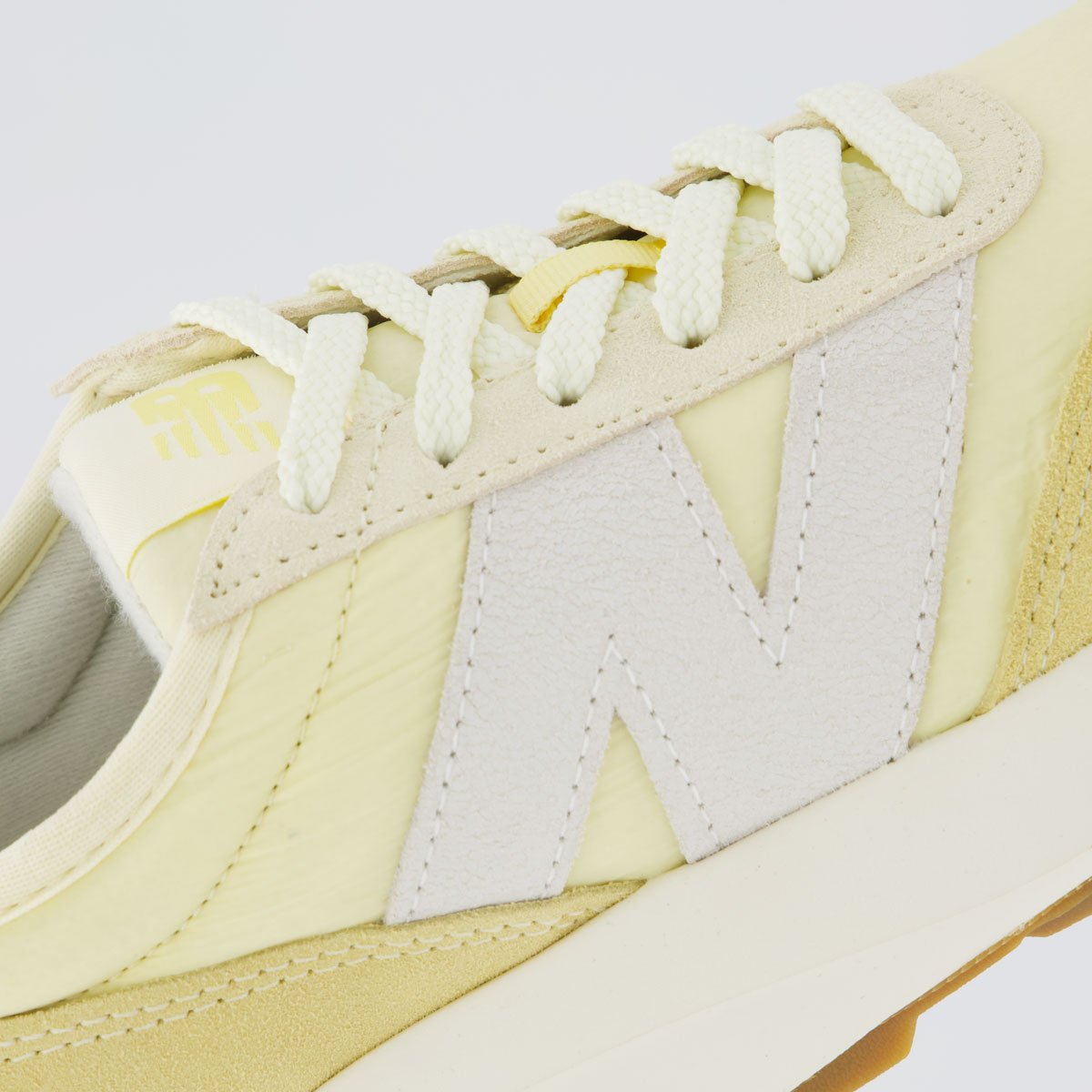 Tênis New Balance 370 V1 Feminino Bege e Amarelo Amarelo 7