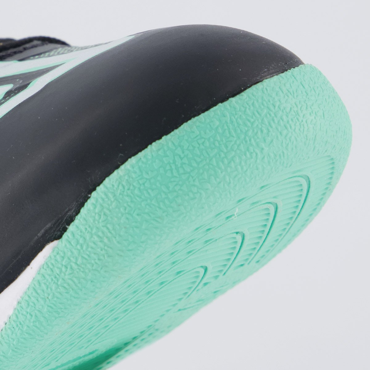 Chuteira Umbro Ultimate Futsal Juvenil Preta e Branca Preto 8