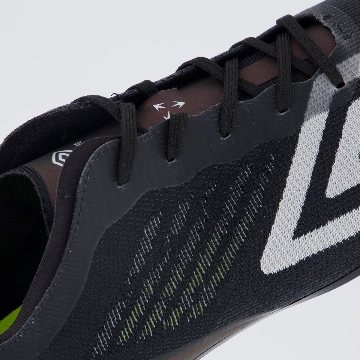 Chuteira Umbro Velocita Decimo Premier Campo Preta e Branca Preto 7