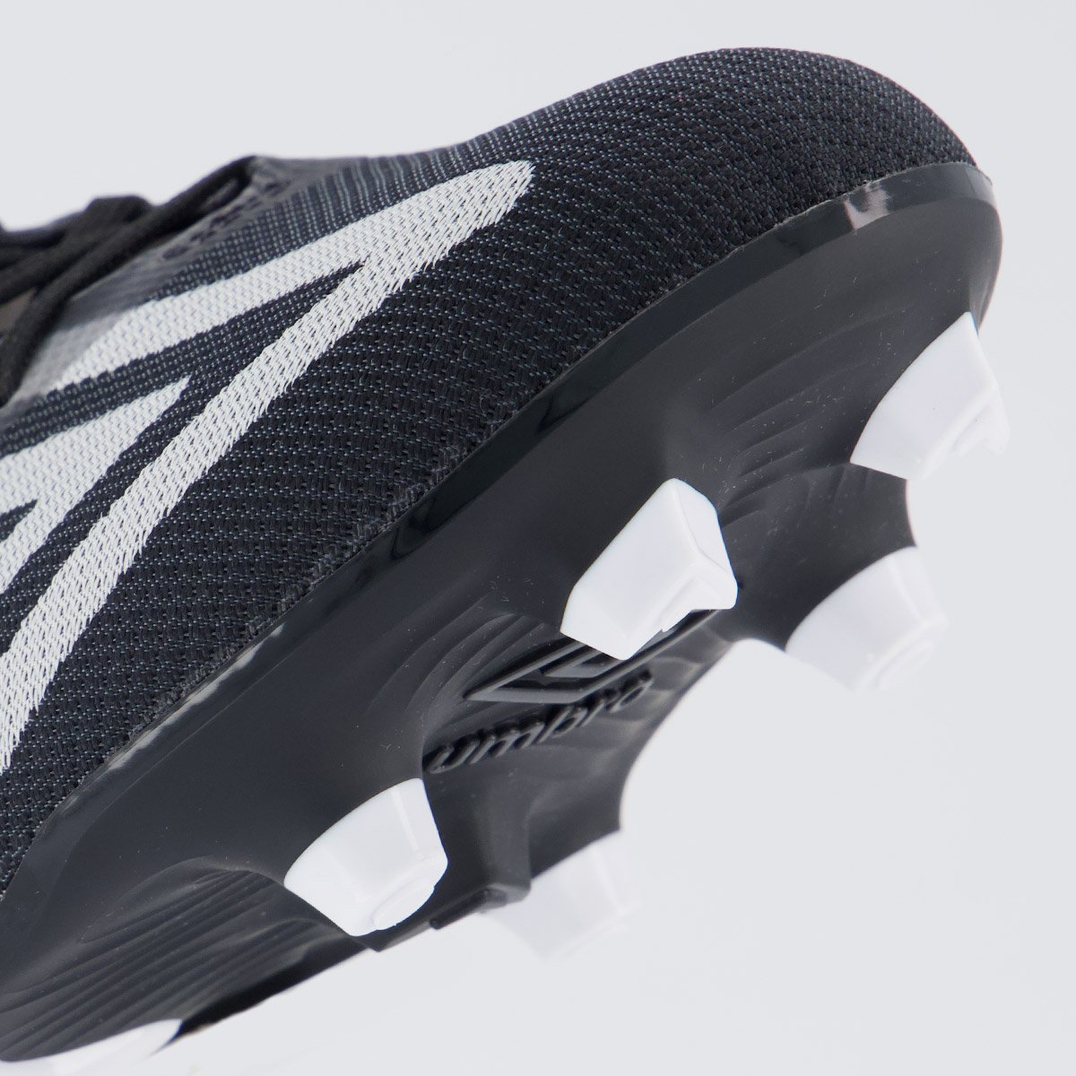 Chuteira Umbro Velocita Decimo Premier Campo Preta e Branca Preto 8