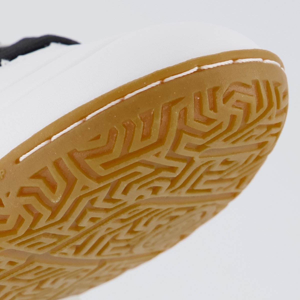 Chuteira Umbro Attak III Futsal Branca e Preto Branco 8