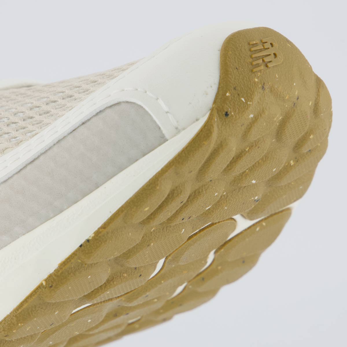 Tênis New Balance Fresh Foam Arishi V4 Feminino Branco Bege 8