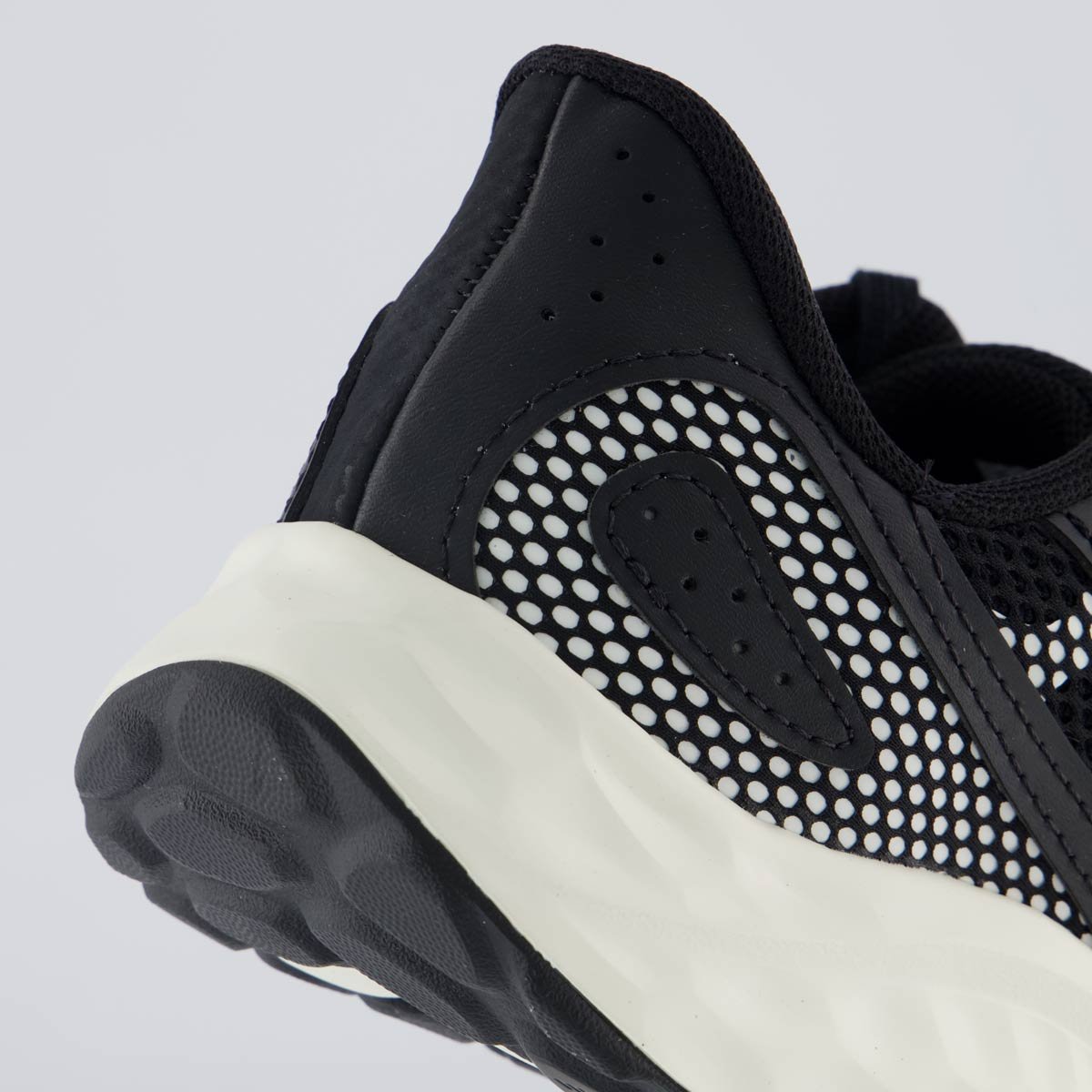 Tênis New Balance Fresh Foam Arishi V4 Preto e Branco Preto 6