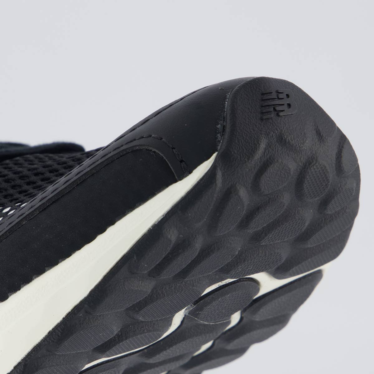 Tênis New Balance Fresh Foam Arishi V4 Preto e Branco Preto 8