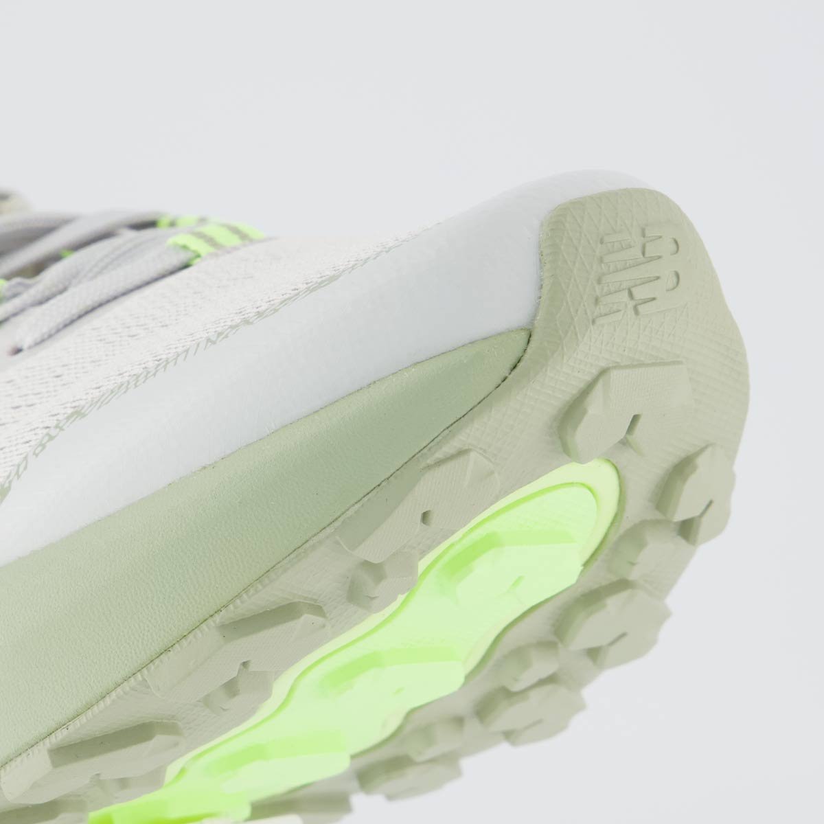 Tênis New Balance Fresh Foam Garoé V2 Feminino Cinza e Verde Branco 8