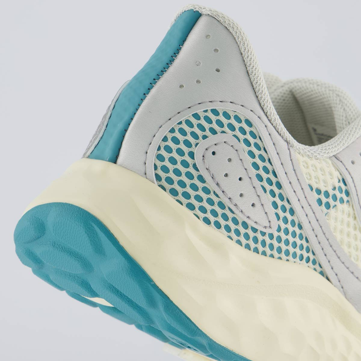 Tênis New Balance FreshFoam Arishi V4 Feminino Cinza Bege 6