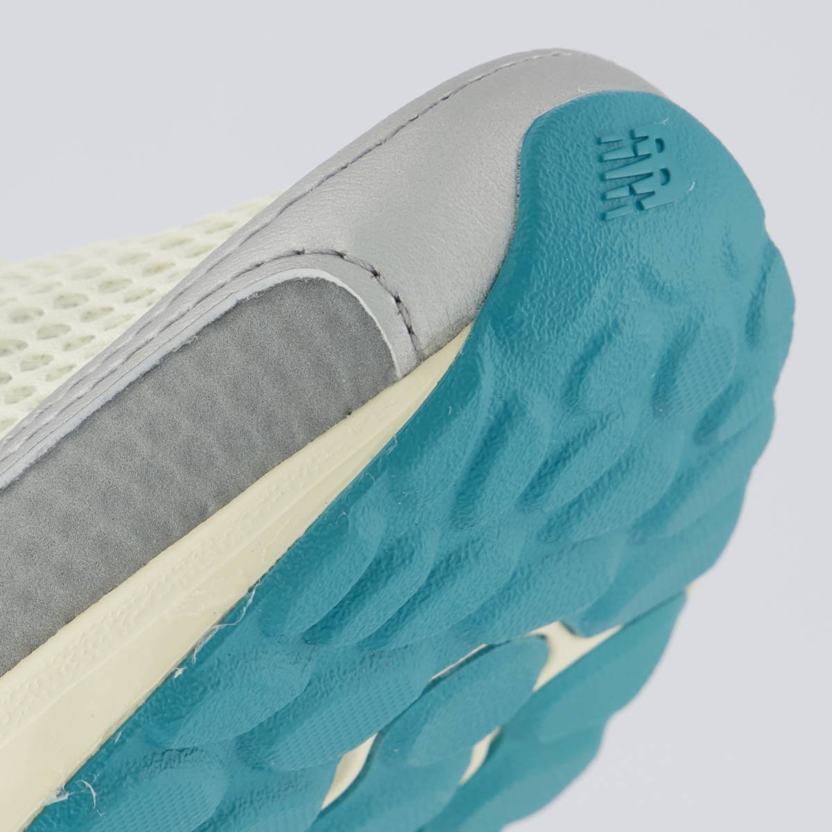 Tênis New Balance FreshFoam Arishi V4 Feminino Cinza Bege 8