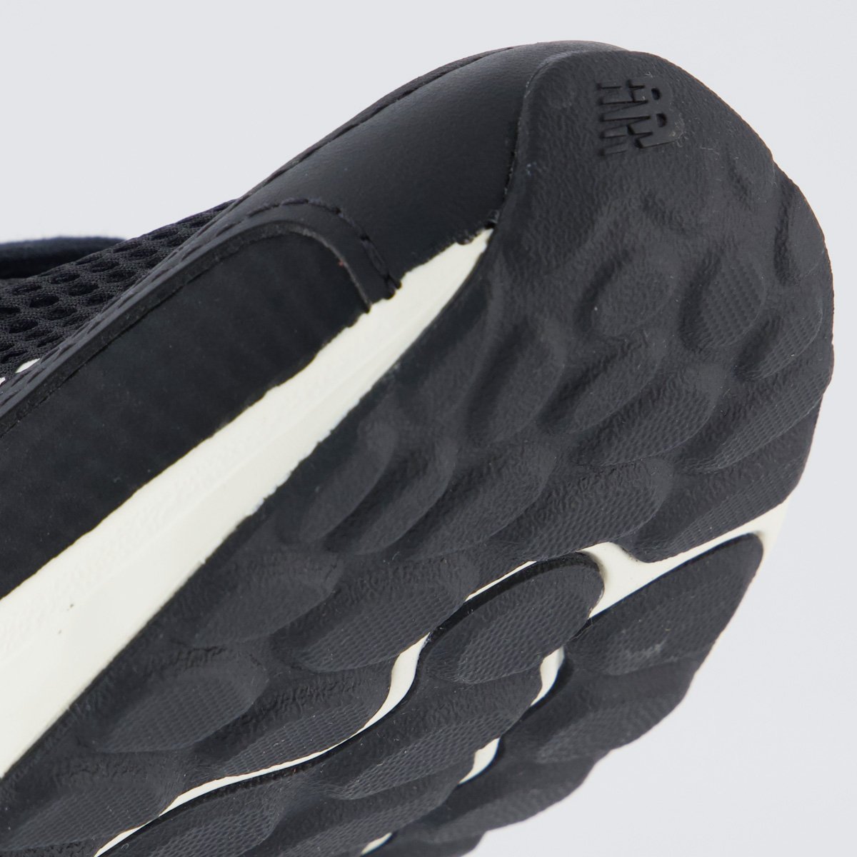 Tênis New Balance FreshFoam Arishi V4 Feminino Preto Preto 8