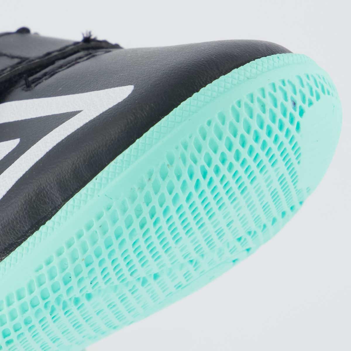 Chuteira Umbro Velocita Futsal Infantil Preta e Branca Preto 8