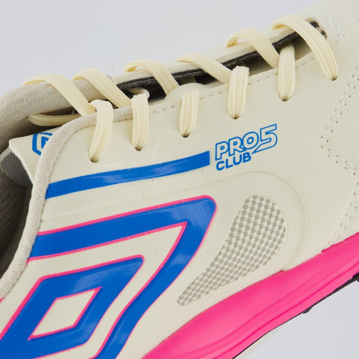 Chuteira Umbro Pro 5 Bump Club Society Branca e Rosa Bege 7
