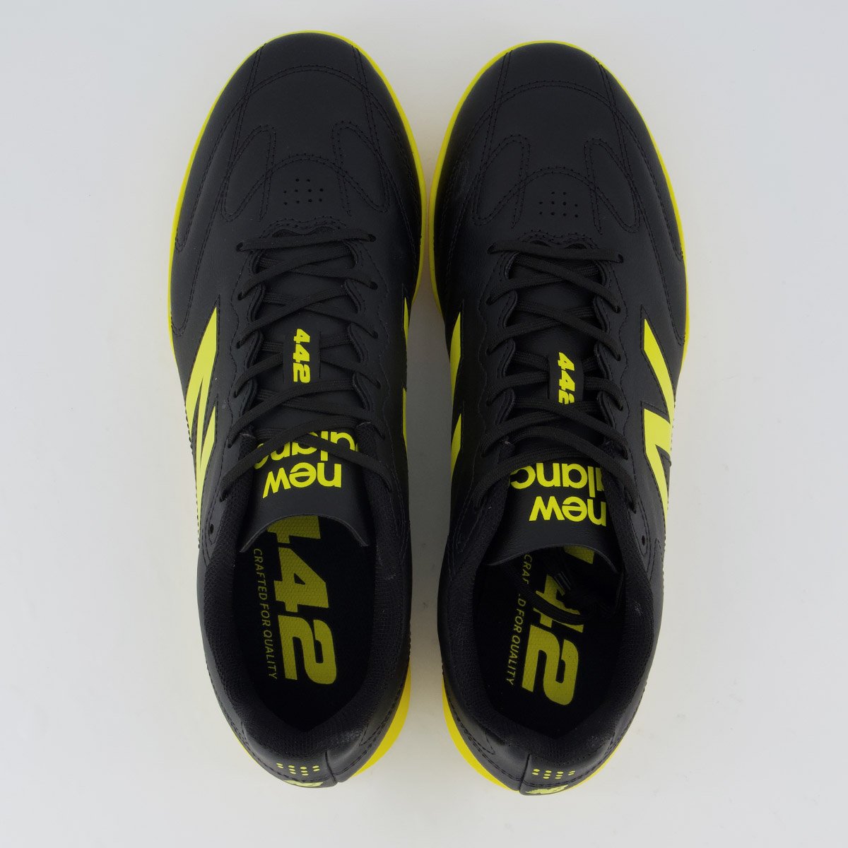 Chuteira New Balance 442 Club TF Society Preta e Amarela Preto 4