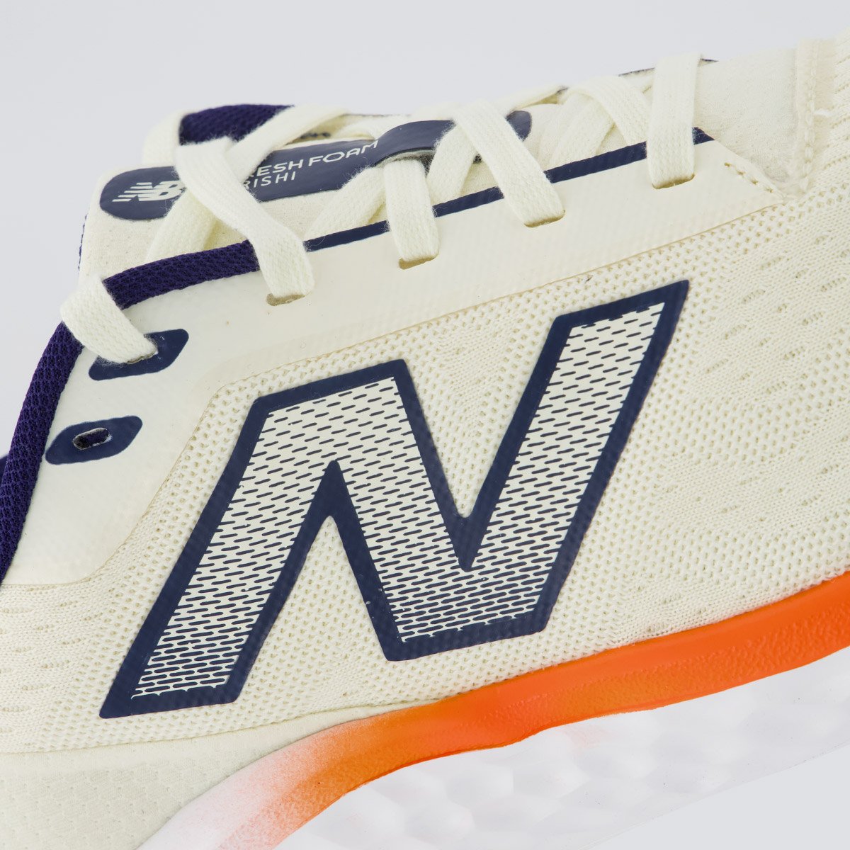 Tênis New Balance Fresh Foam Arishi V4 Off White Bege 7