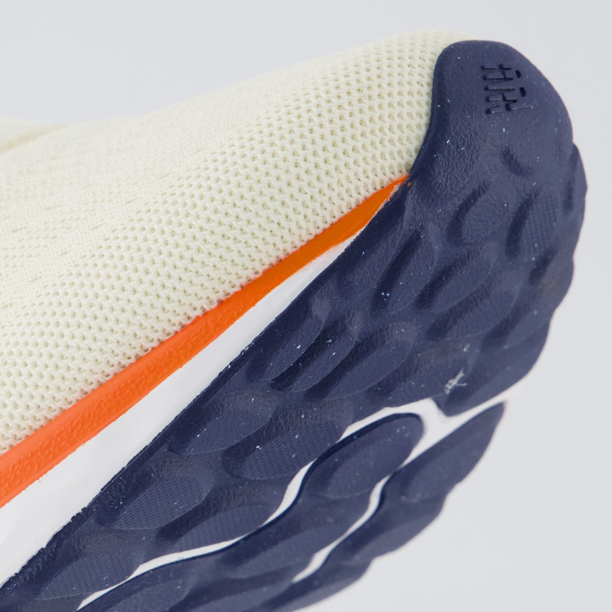 Tênis New Balance Fresh Foam Arishi V4 Off White Bege 8