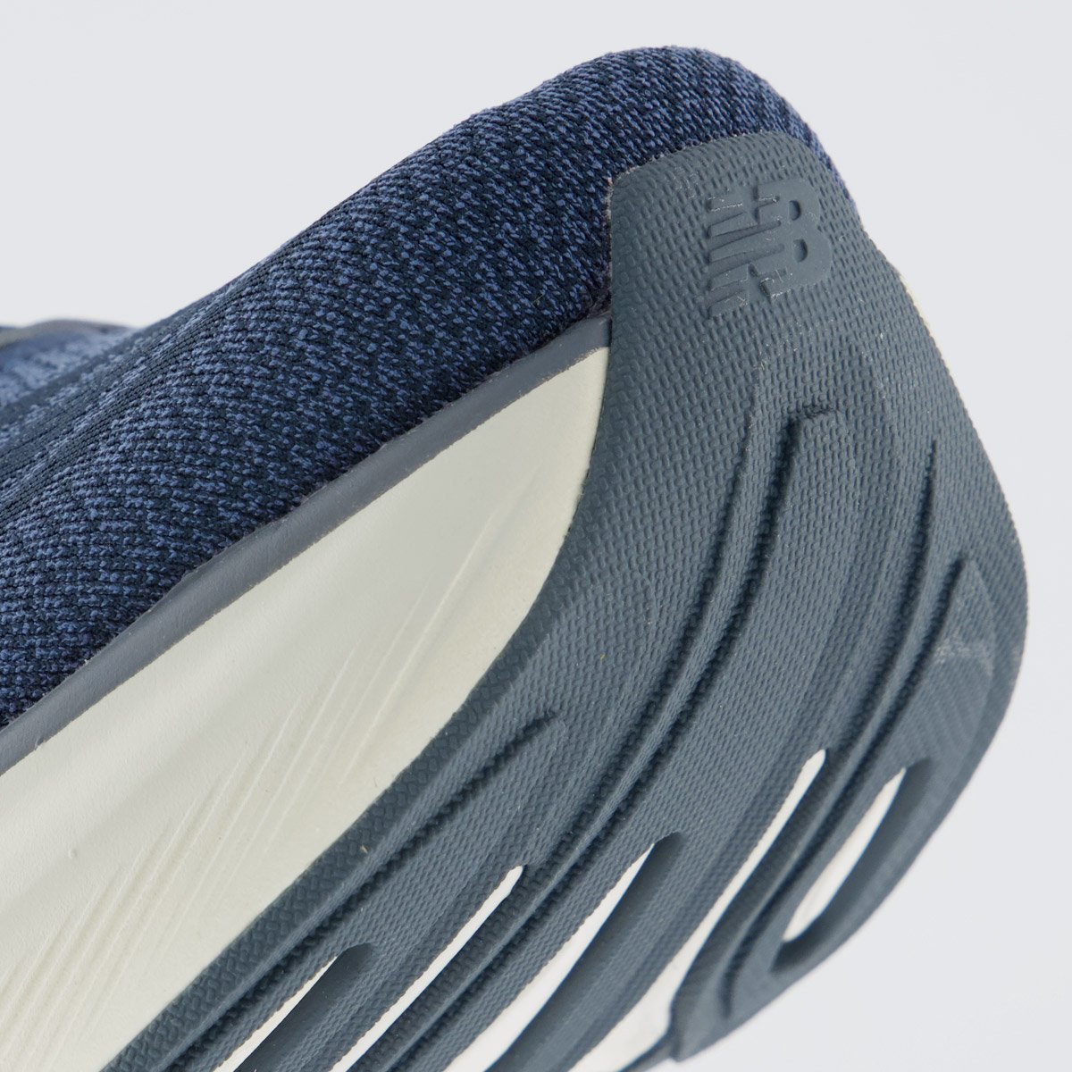 Tênis New Balance Fresh Foam X More V6 Grafite e Marinho Azul 8