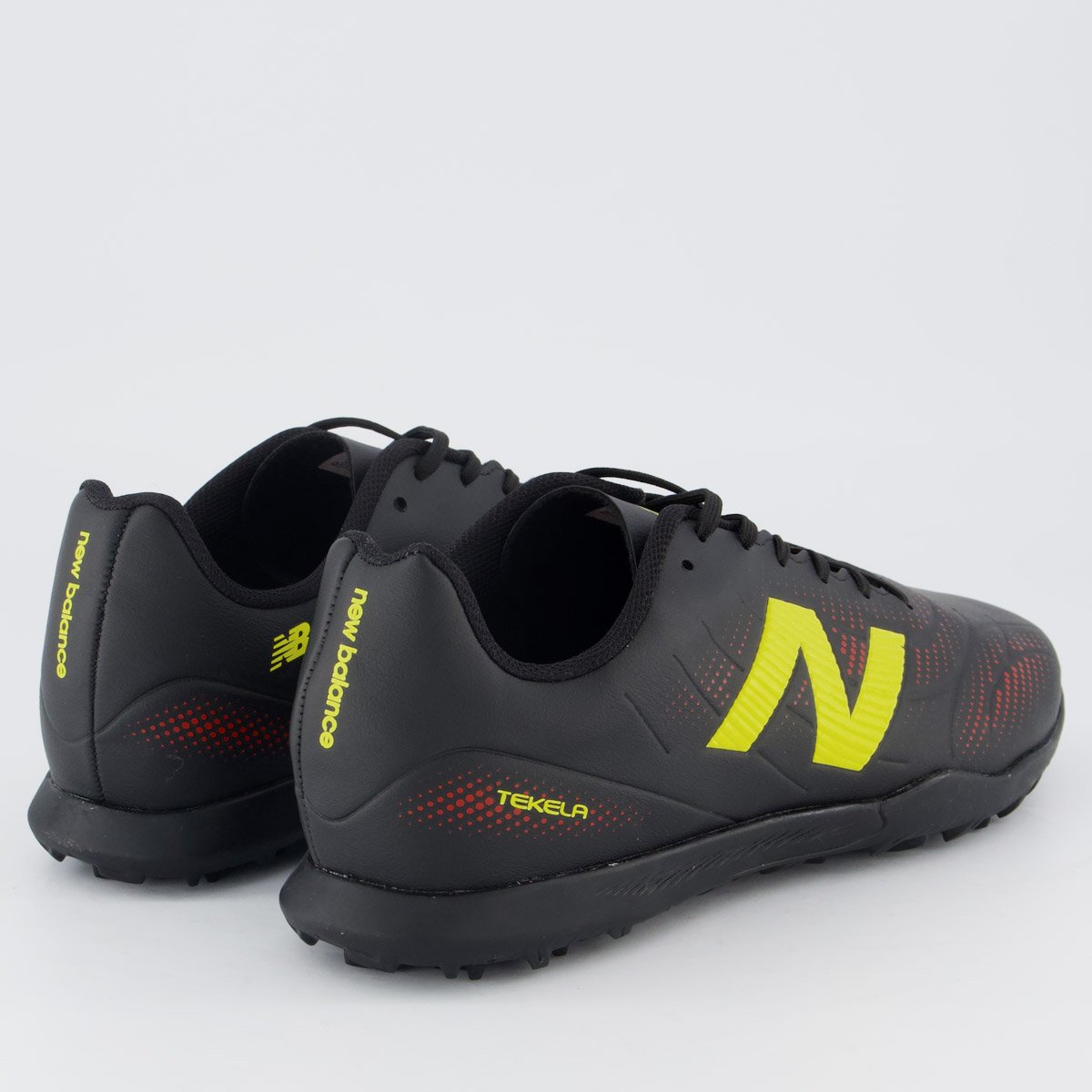 Chuteira New Balance Tekela TF Society Preta e Amarela Preto 3