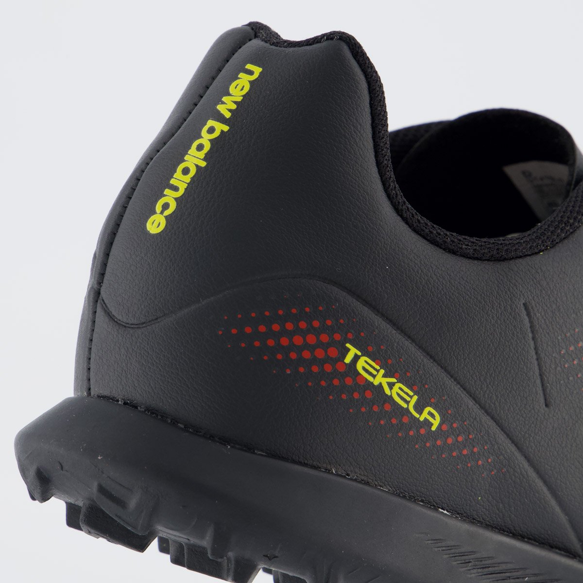 Chuteira New Balance Tekela TF Society Preta e Amarela Preto 6
