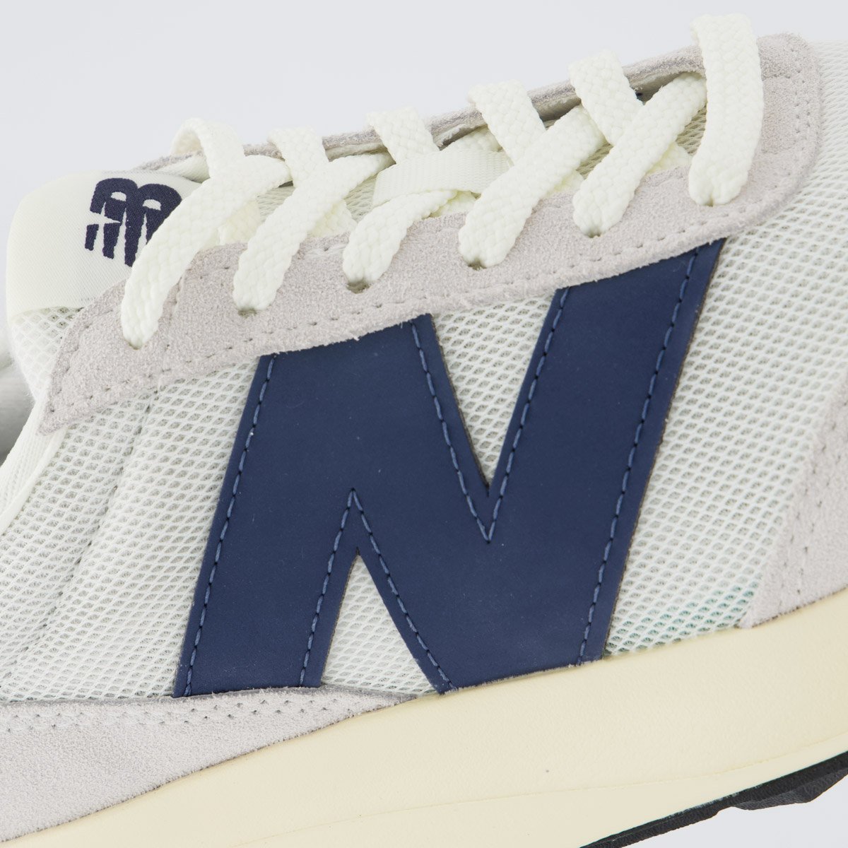 Tênis New Balance 370 V1 Off-White e Marinho Branco 7