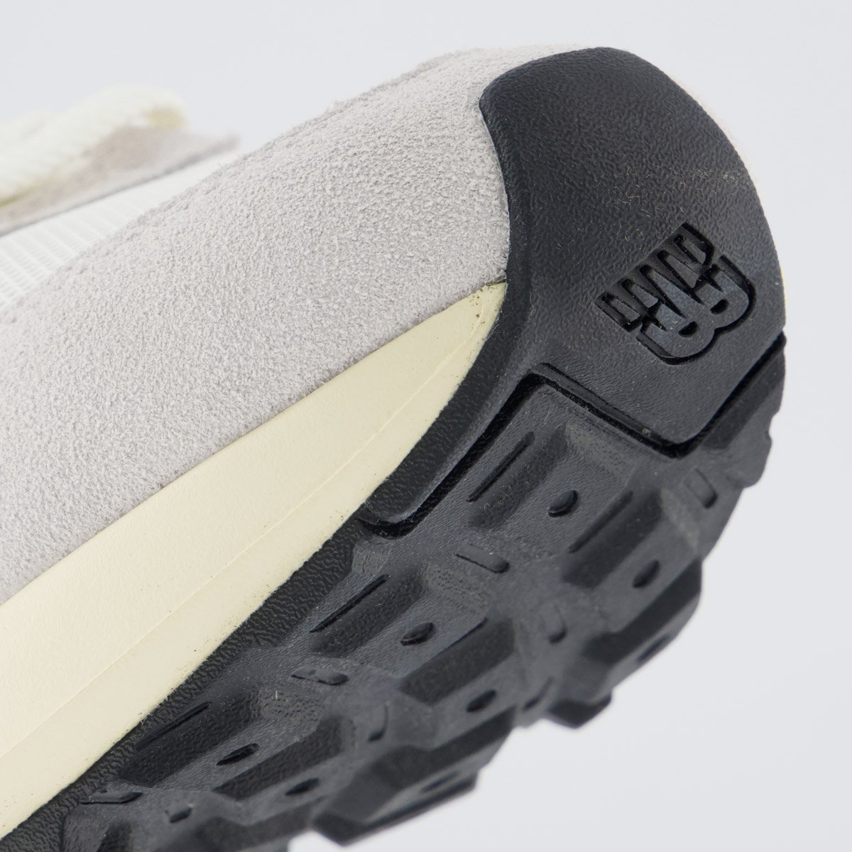 Tênis New Balance 370 V1 Off-White e Marinho Branco 8