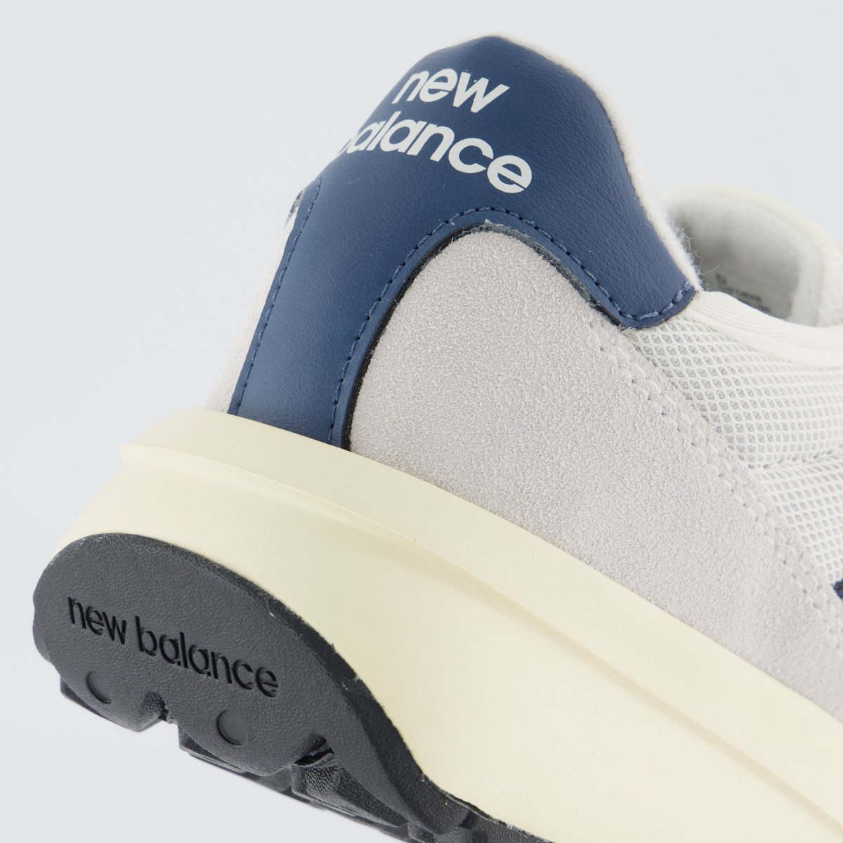 Tênis New Balance 370 V1 Off-White e Marinho Branco 6