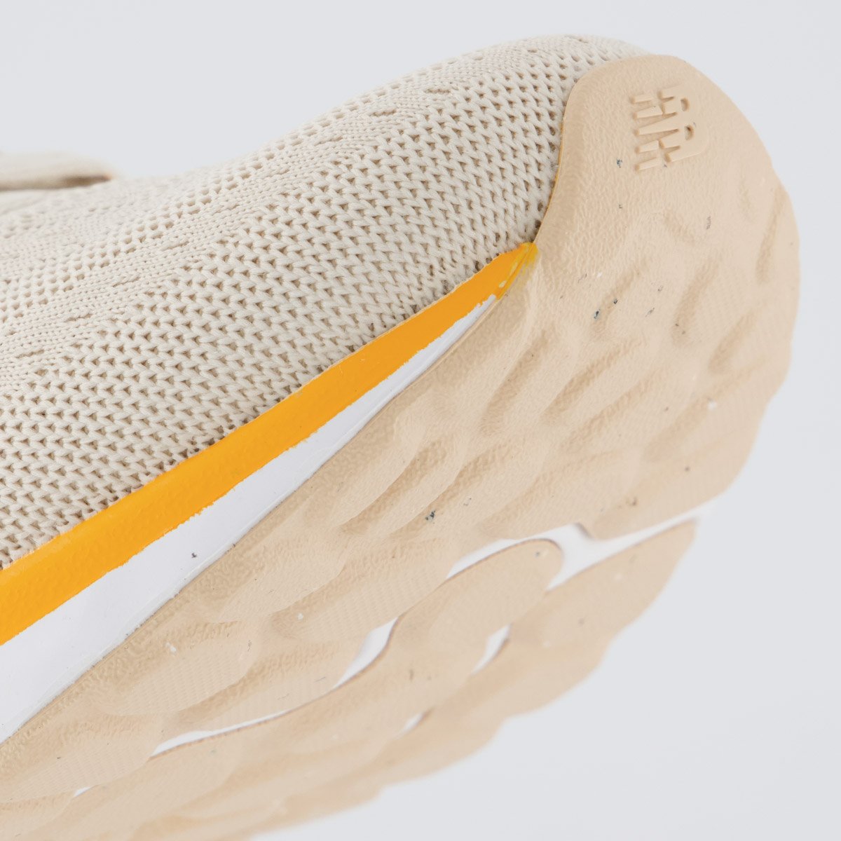 Tênis New Balance Fresh Foam Arishi V 4 Feminino Off-White Bege 8