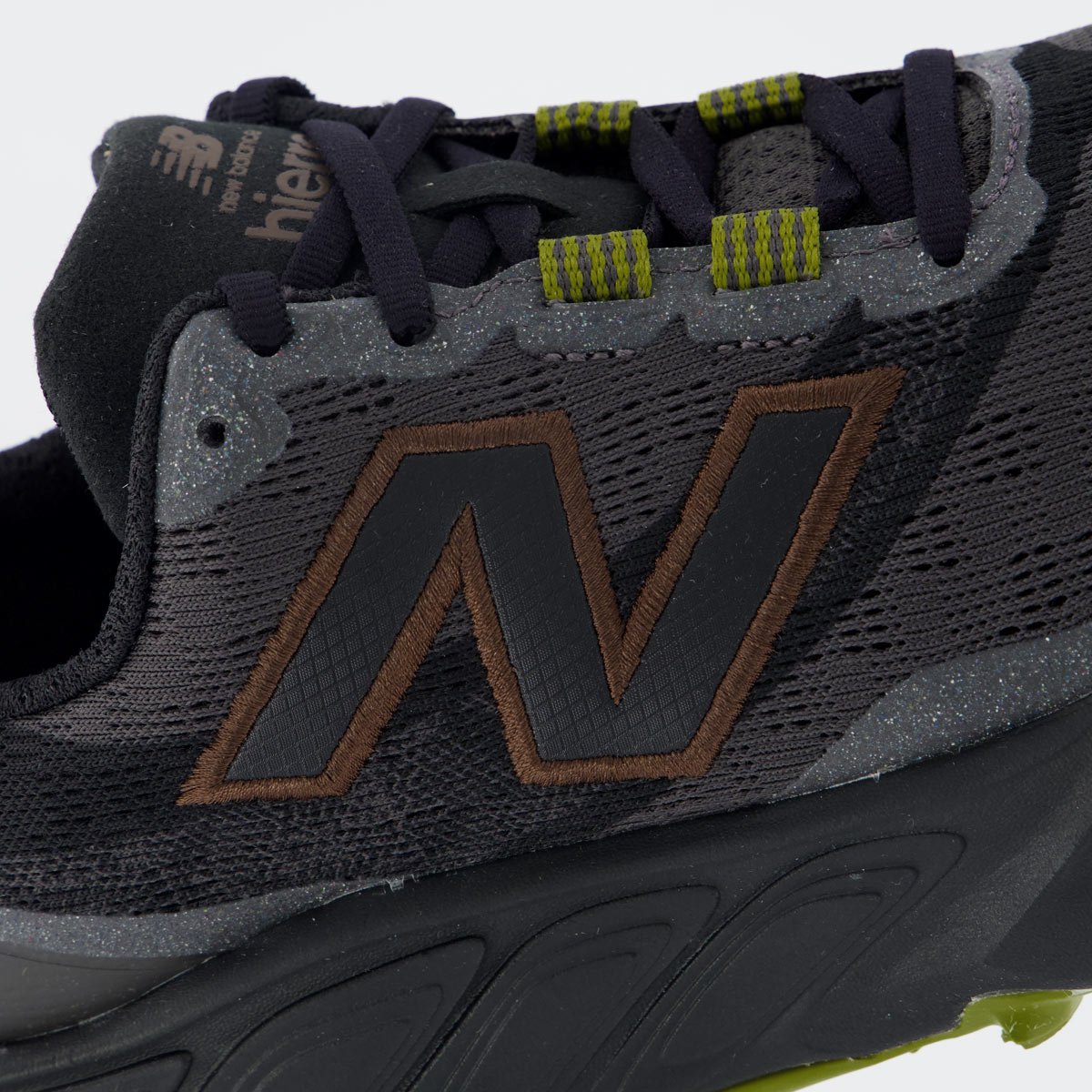 Tênis New Balance Fresh Foam X Hierro V9 Preto e Verde Preto 7