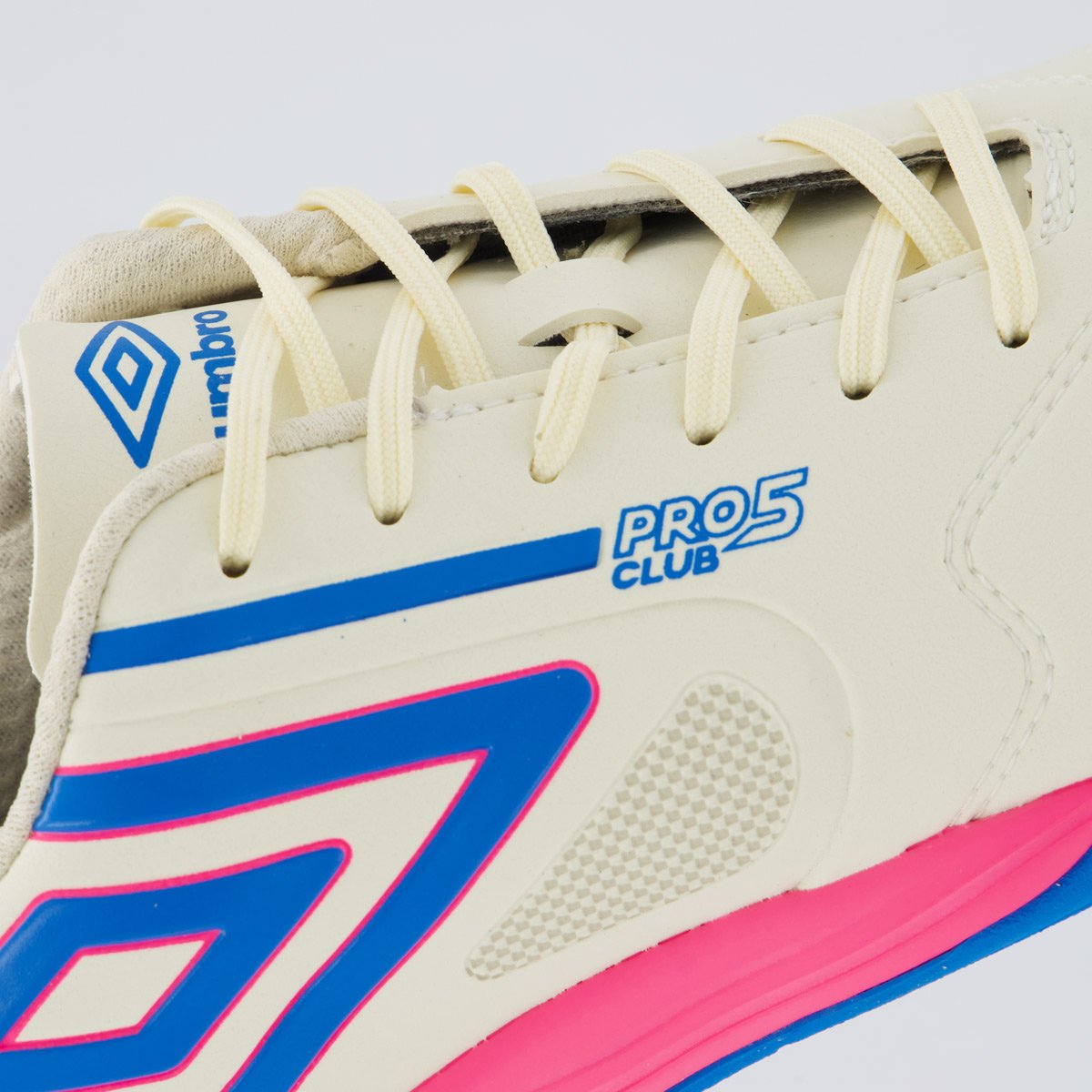 Chuteira Umbro Pro 5 Bump Club Futsal Off White e Rosa Bege 7