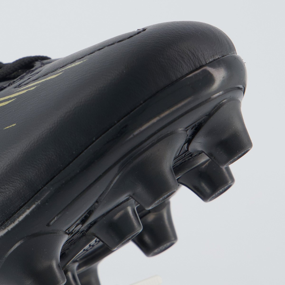 Chuteira Umbro Invictus Campo Juvenil Preta e Branca Preto 8