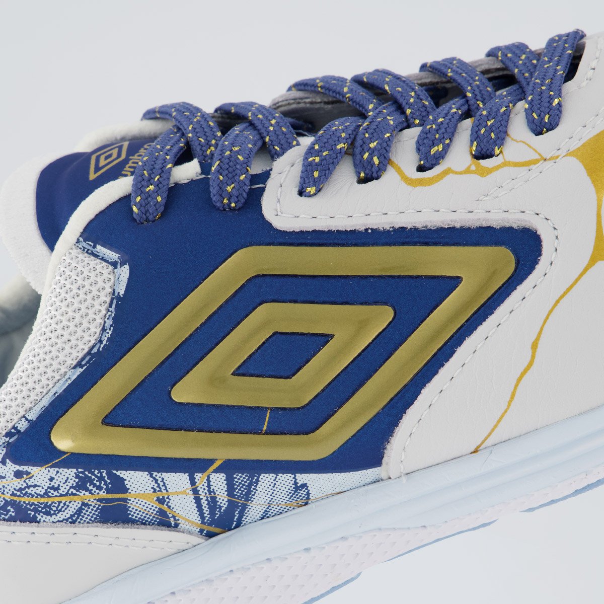 Chuteira Umbro Ada Master Class Pro Bump Kintsugi Society Branca e Azul Branco 7