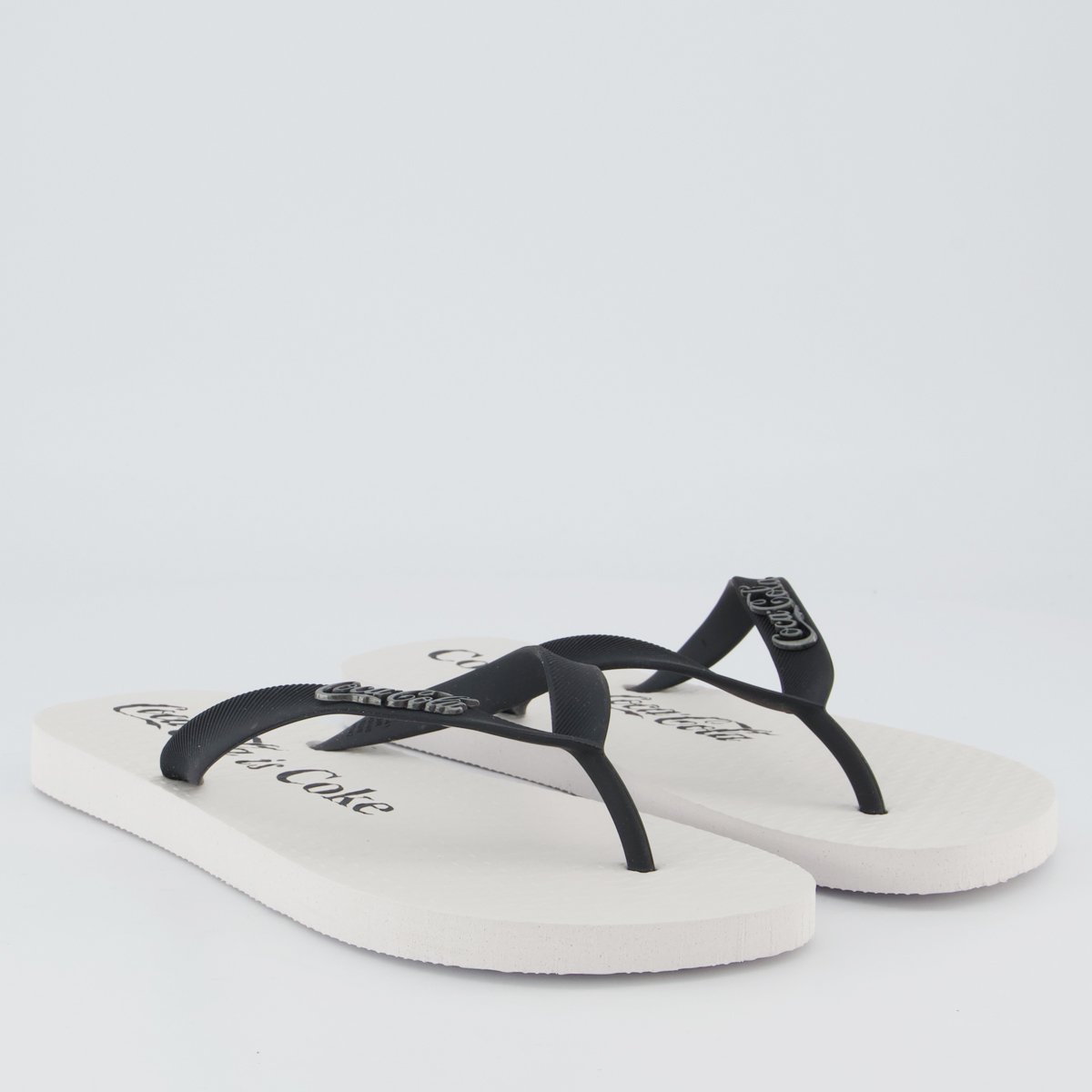 Chinelo Coca-Cola Is Coke Branco e Preto Preto 3