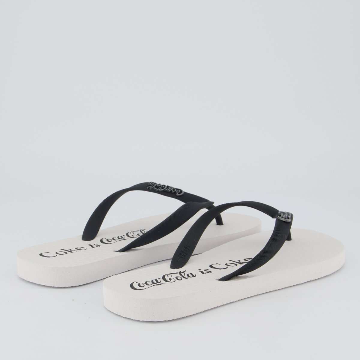 Chinelo Coca-Cola Is Coke Branco e Preto Preto 4