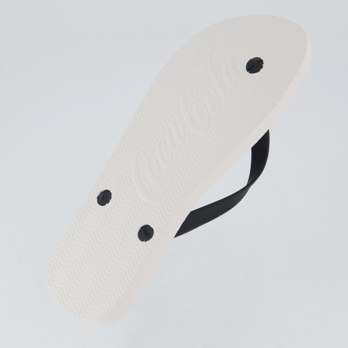 Chinelo Coca-Cola Is Coke Branco e Preto Preto 5