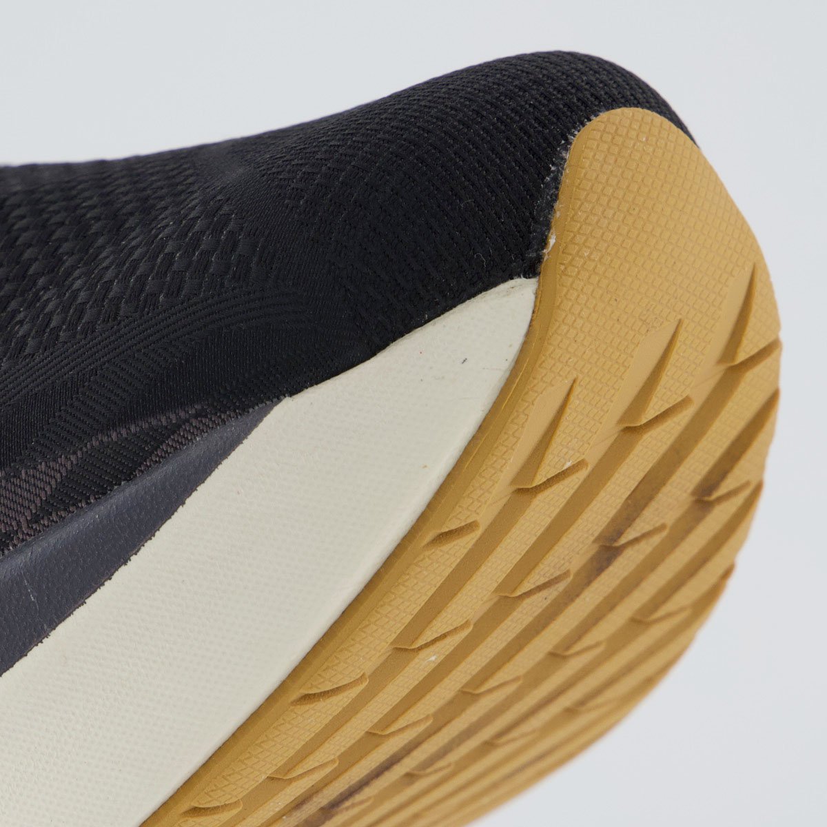 Tenis Fila Aero Skyfoam Preto e Dourado Preto 8