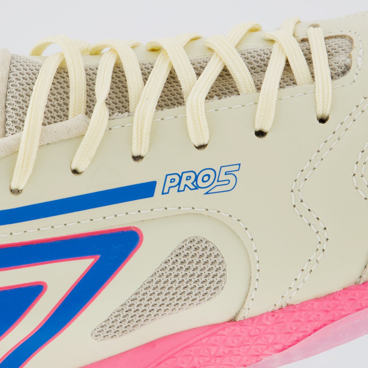 Chuteira Umbro Pro 5 Bump Futsal Off-White e Rosa Bege 7