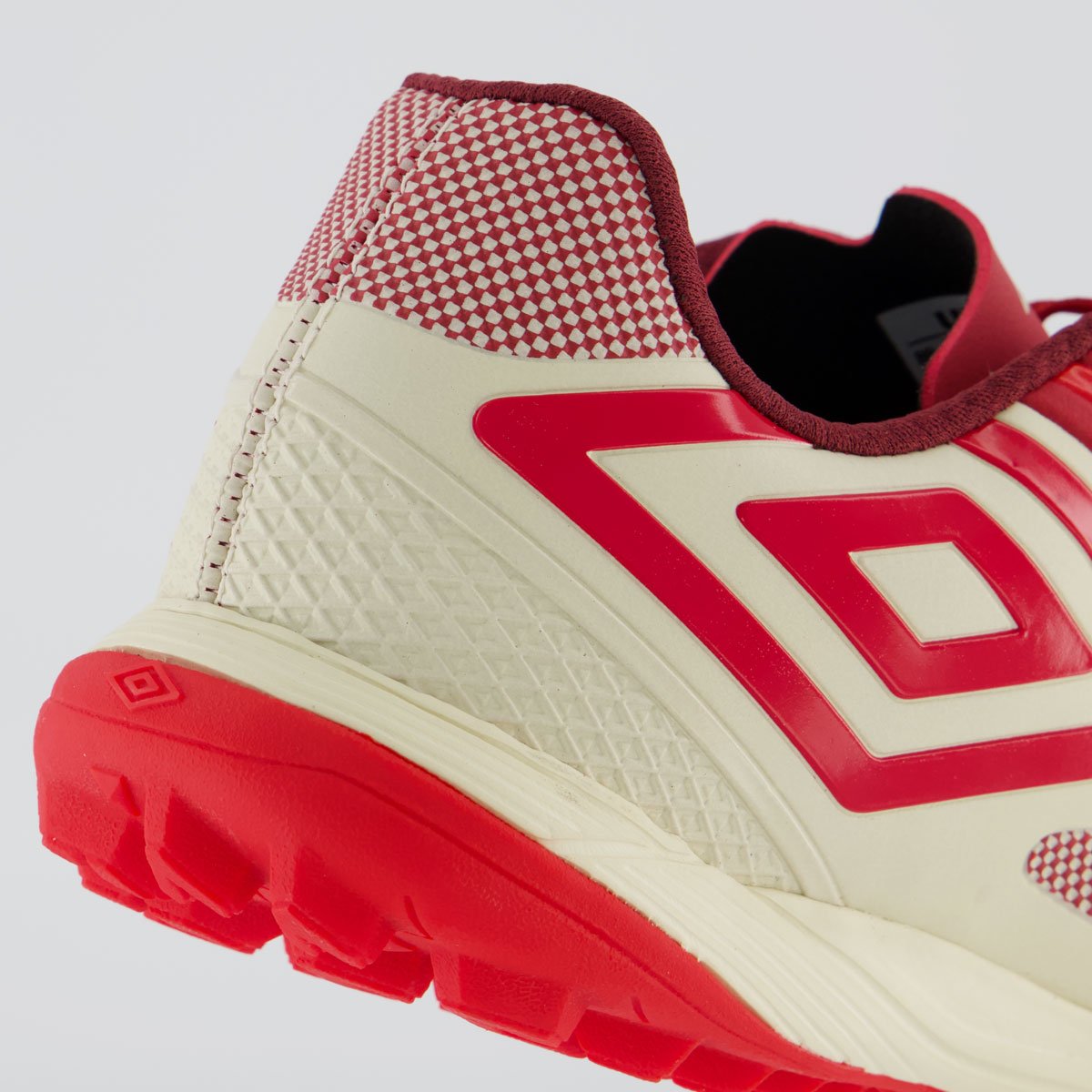 Chuteira Umbro Pro 5 Bump Club Society Branca e Vermelha Vermelho 6