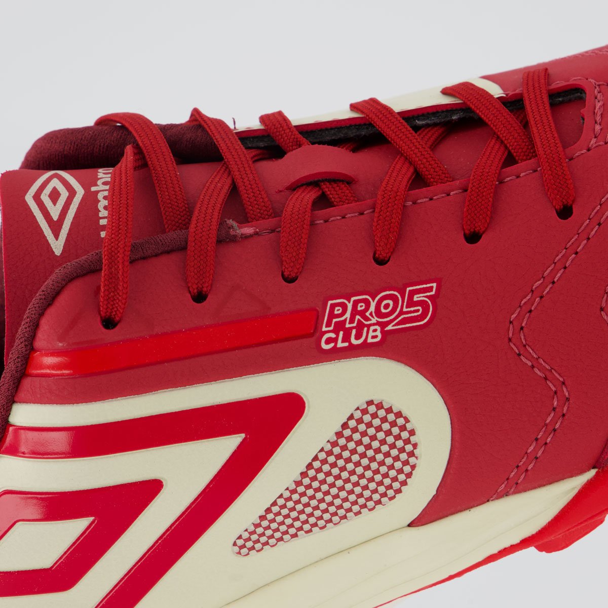 Chuteira Umbro Pro 5 Bump Club Society Branca e Vermelha Vermelho 7