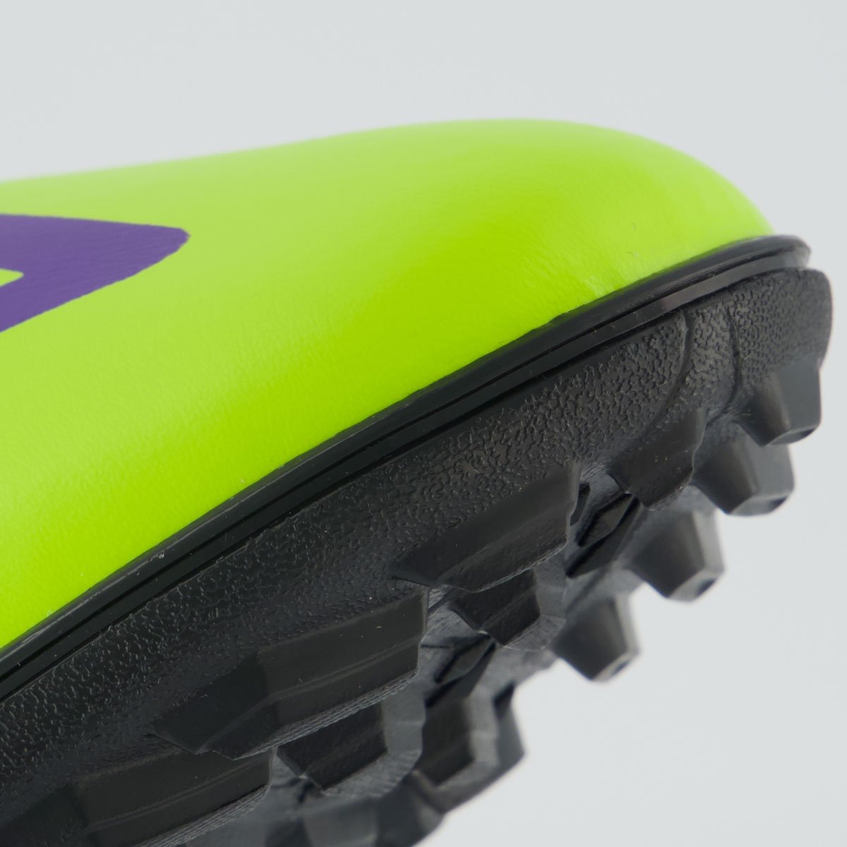 Chuteira Umbro Kick Society Verde Verde/Roxo 8