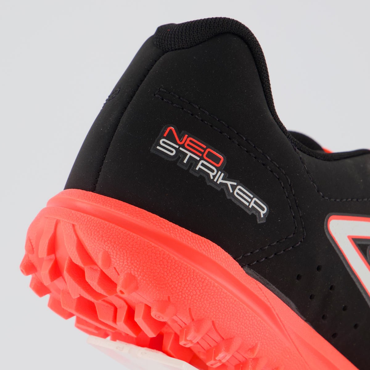 Chuteira Umbro Neo Striker II Society Preta Preto 6