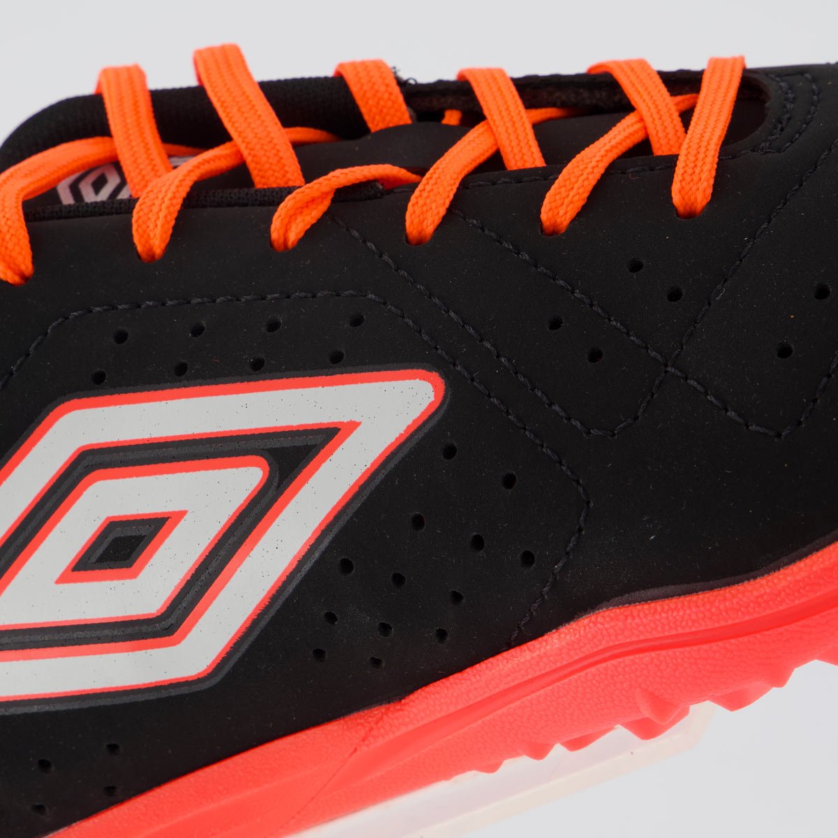 Chuteira Umbro Neo Striker II Society Preta Preto 7