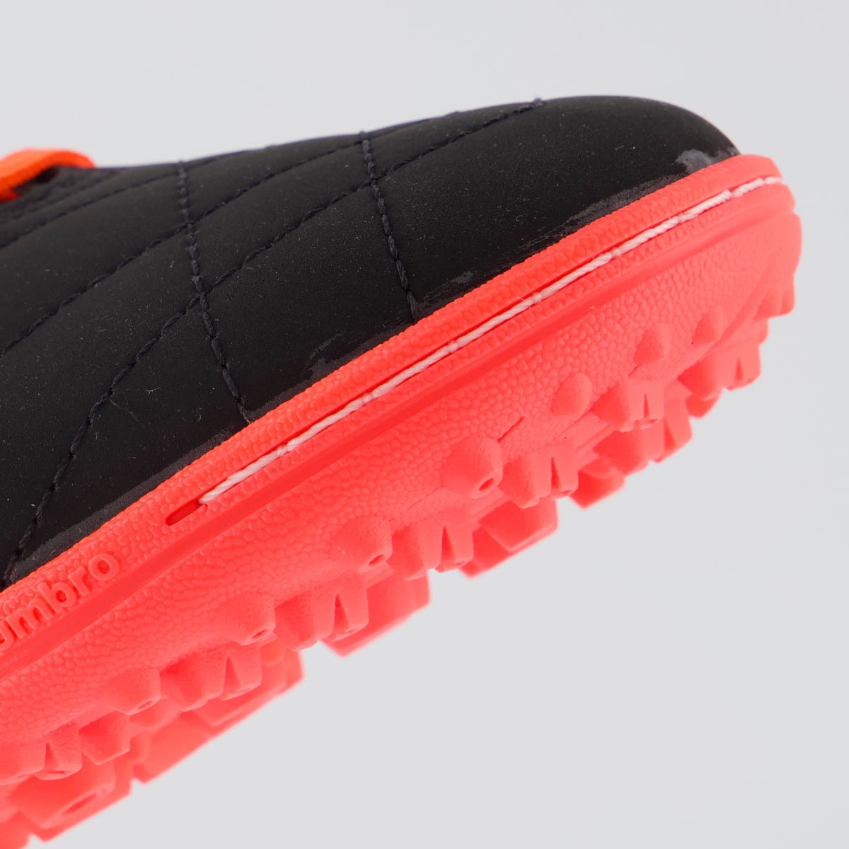 Chuteira Umbro Neo Striker II Society Preta Preto 8