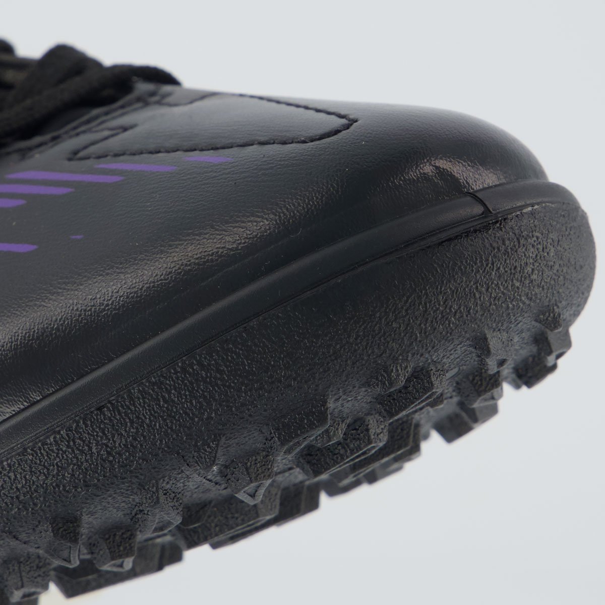 Chuteira Umbro Invictus Society Preta e Branca Preto 8