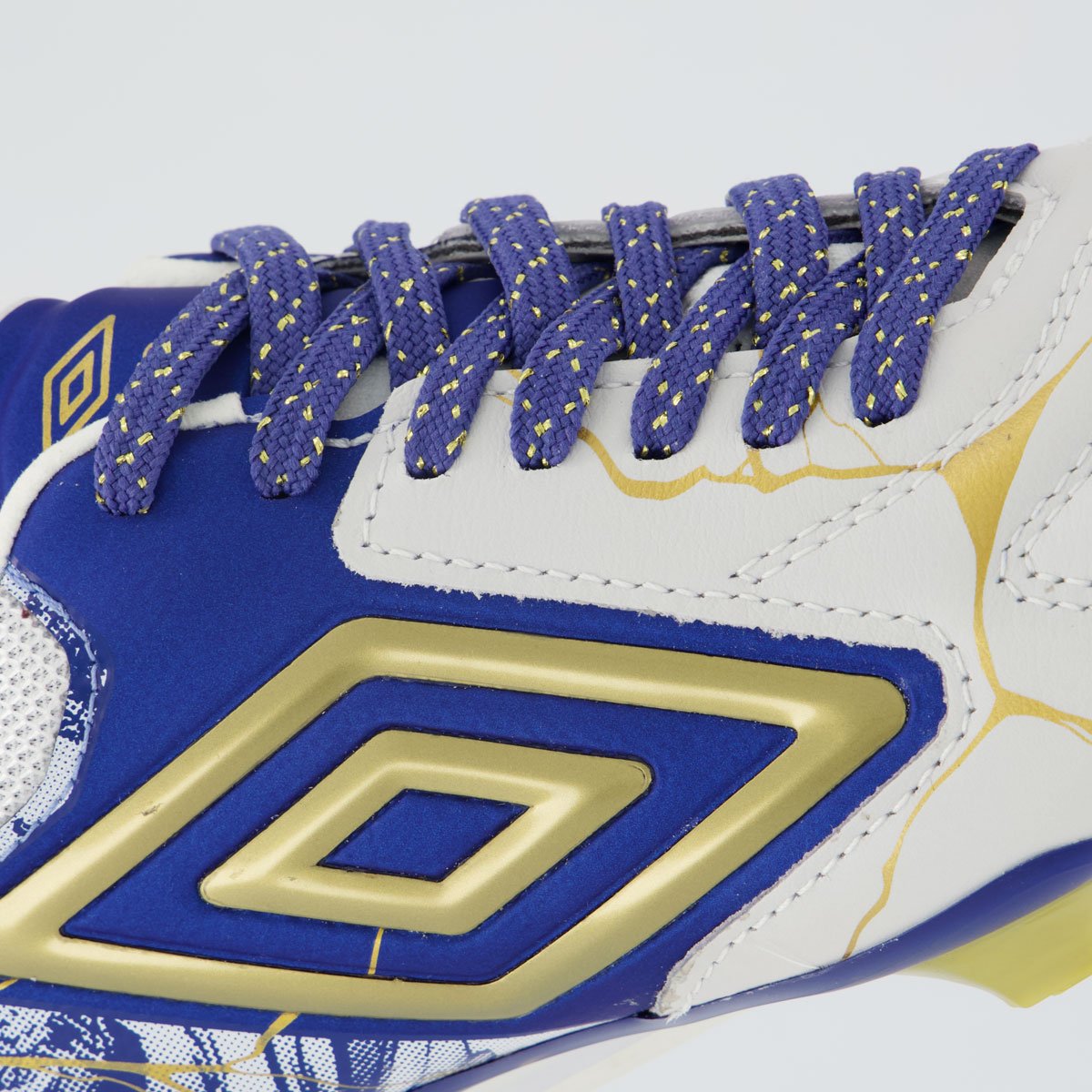 Chuteira Umbro Adamant Master Class Pro Kintsugi Campo Branca e Azul Branco/Azul 7