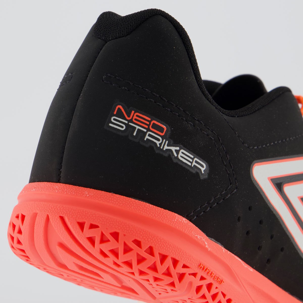 Chuteira Umbro Neo Striker II Futsal Preta e Coral Preto 6