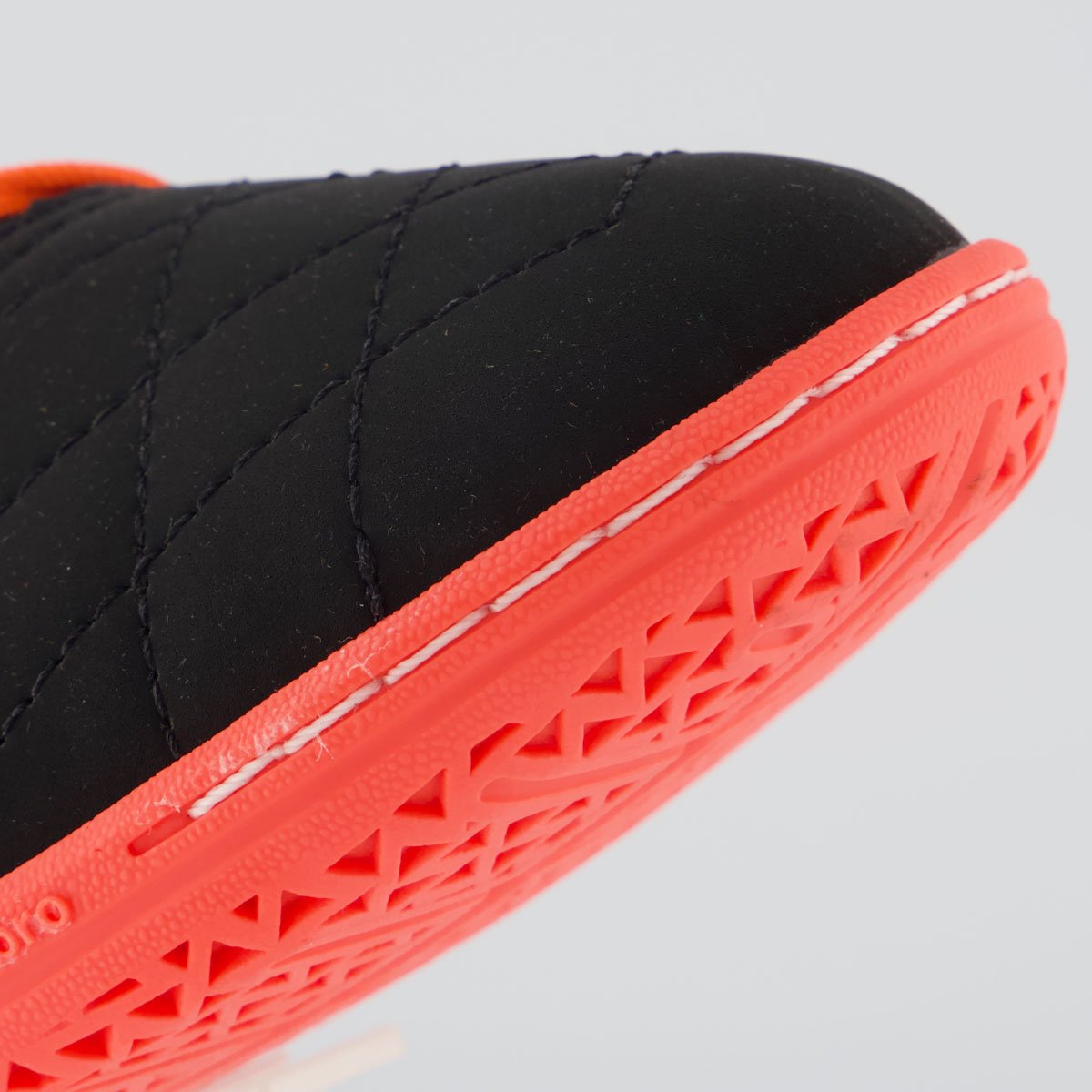Chuteira Umbro Neo Striker II Futsal Preta e Coral Preto 8