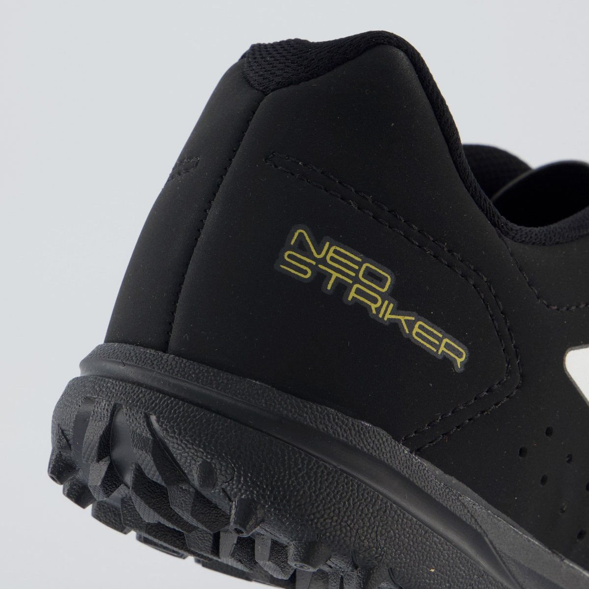 Chuteira Umbro Neo Striker II Society Preta e Dourada Preto 6