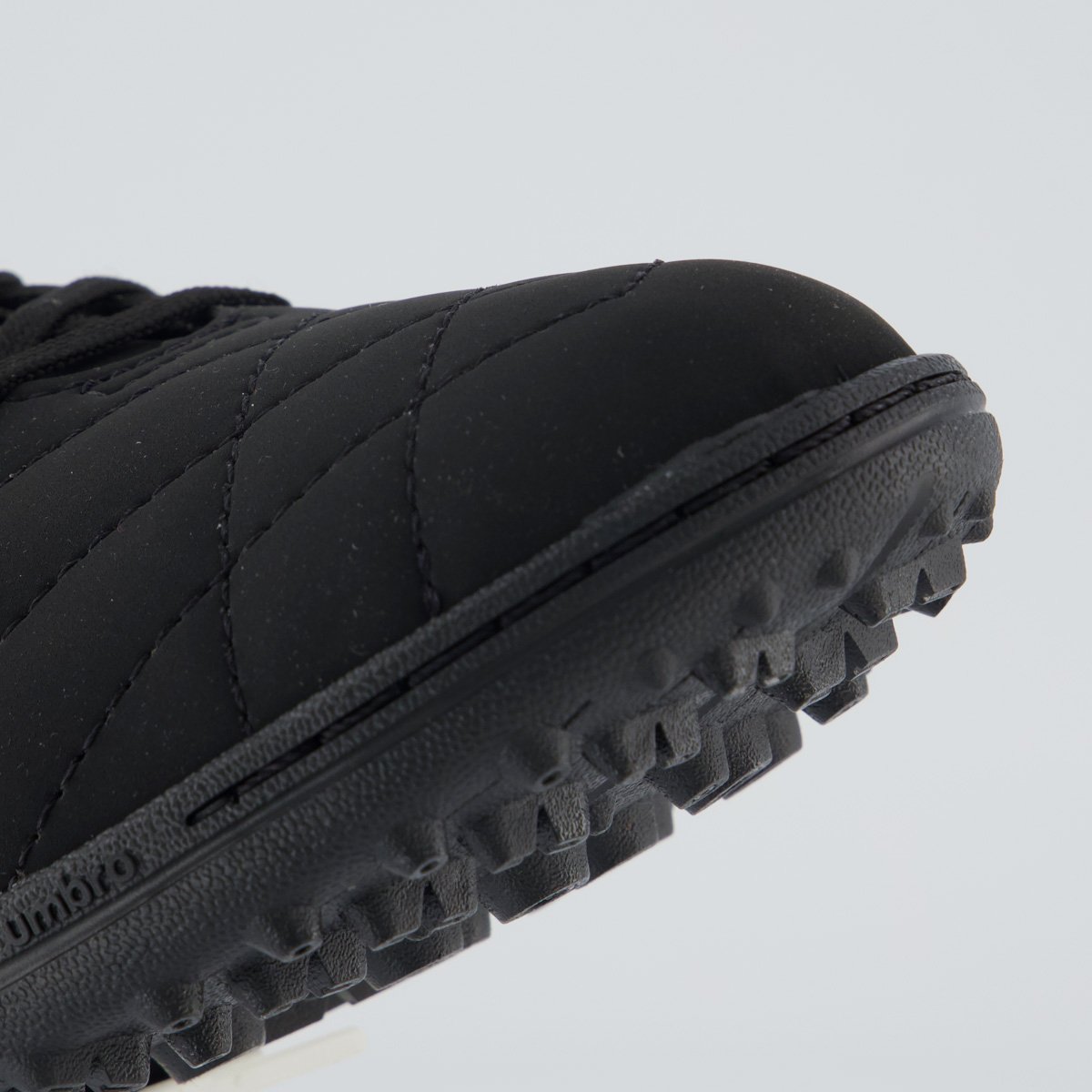 Chuteira Umbro Neo Striker II Society Preta e Dourada Preto 8