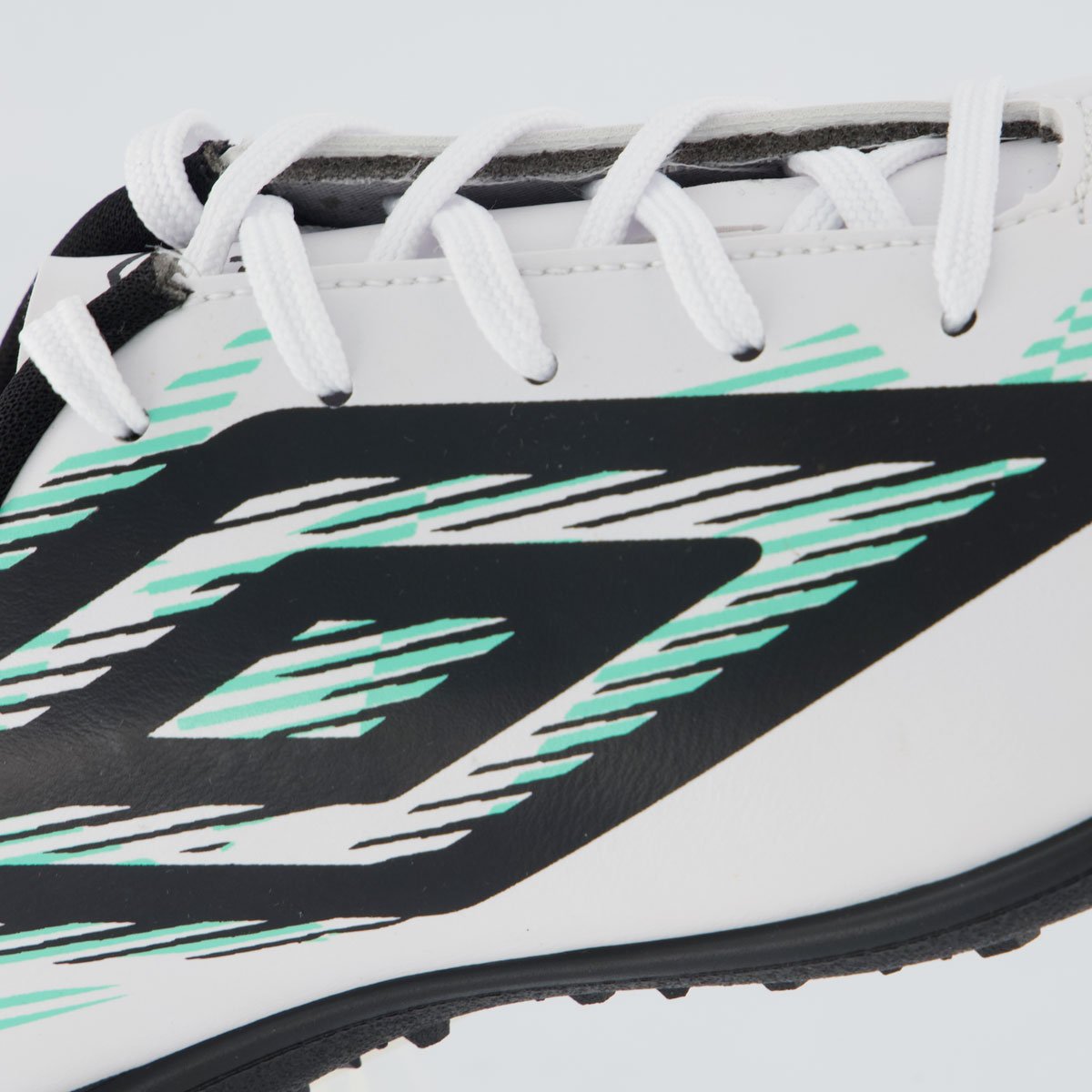 Chuteira Umbro Invictus Society Branca e Verde Branco 7